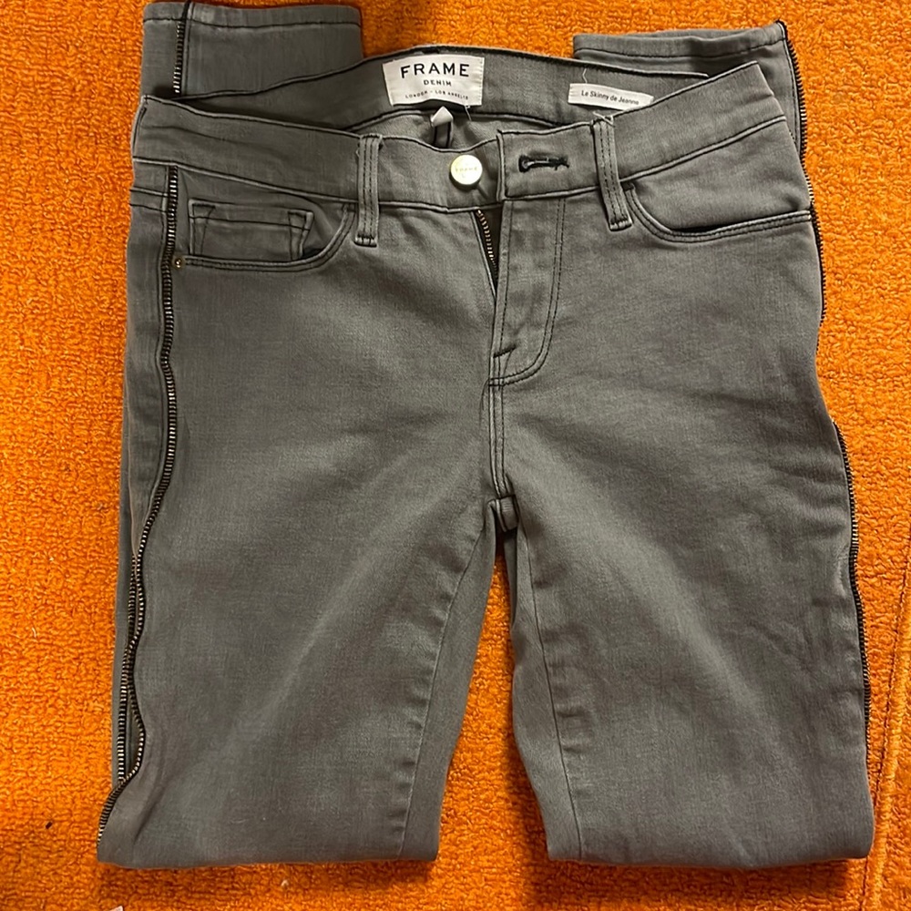 Frame Denim Le Skinny de Jeanne Grey Jeans with Zipper detail